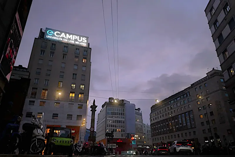 Maxi Impianto Retroilluminato — Milano, San Babila